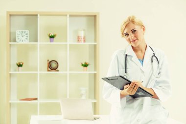 Genç kadın doktor hastane ofisinde çalışıyor. Tıbbi ve sağlık kavramı.