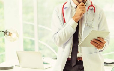 Doktor ofisinde hastanede tablet bilgisayarda çalışma. Tıbbi ve sağlık kavramı.