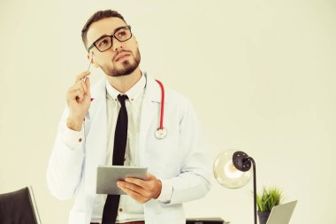 Doktor ofisinde hastanede tablet bilgisayarda çalışma. Tıbbi ve sağlık kavramı.