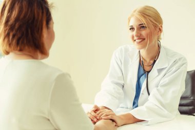 Kadın doktor hasta el hasta hastane office odaya sahiptir. Sağlık ve tıbbi hizmet.