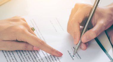 İşkadını işaretleri sözleşmesi sözleşme ile ofiste başka bir iş kadını. Kadının el ateş yakın. İş ortaklığı ve avukat yasal faaliyetleri kavramı.