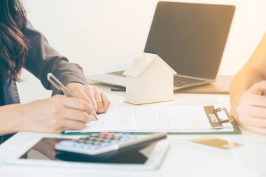 İstemci belge ile ilgili Emlak etkinlik avukat veya gerçek emlakçı ofis masa başında oturan yanındaki imzalar. Satış ve ev satın alma iş kavramı.