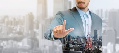 Çift Pozlama iş adamı boş kopya alanı metni modern iş binası ve cityscape arka planda olan işaret. Dijital yenilik ve teknoloji bozulma kavramı.