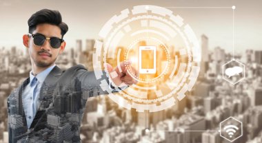 Internet teknoloji ve iletişim kavramı. Bilgisayar aygıtı bağlantı simgeleri modern şehir arka plan ile gösteren işadamı.