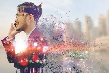 Gerçeküstü iletişim kavramı - genç işadamı istimal hareket eden telefon ile modern şehir binaları arka plan görüntüsü. Gelecek yenilik teknoloji ve Internet şey (çok ).