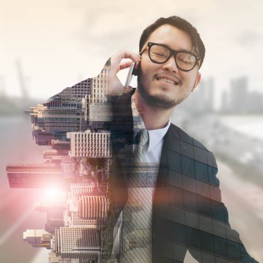 Cep telefonunuzun ve modern iş binası ve cityscape arka planda olan işadamı çift pozlama görüntü. Dijital yenilik ve teknoloji bozulma kavramı.