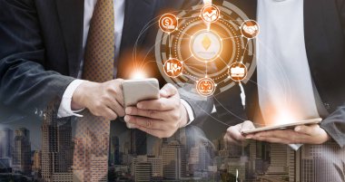 Ethereum ve kavram - modern grafik arayüzü başka bir tüccar ile ticaret Ethereum Eth cep telefonu uygulaması kullanarak işadamı yatırım cryptocurrency. Blockchain ve finans teknolojileri.