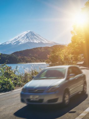 Mt Fuji Japonya yakınındaki hareketlerle araba araba hızlı hareket Gölü Kawaguchiko, bir otoyol yolda gösterilen bulanıklık. Kavramı yol yolculuk seyahat, araba kiralama ve Turizm Japonya.