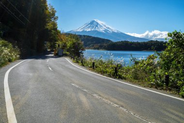 MT Fuji Gölü Kawaguchiko Japonya ve Otoban yol tarafındaki. Yol yolculuk seyahat ve Turizm Japonya.