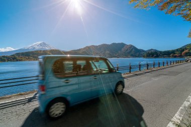 Mt Fuji Japonya yakınındaki hareketlerle Eko araba bulanık Gölü Kawaguchiko, bir Otoban yol üzerinde hızlı hareket gösterilen. Kavramı yol yolculuk seyahat, araba kiralama ve Turizm Japonya.