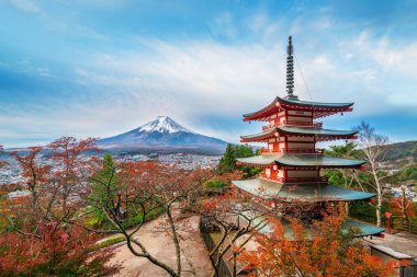 Fuji Dağı ve Chureito Pagoda adlı gündoğumu Güz, Japonya. Pagoda Arakura Sengen nerede turist panoramik görünümünden, bir Fuji Dağı'nın en ünlü görünümünün Mt Fuji görebilirsiniz tapınak mevcuttur.