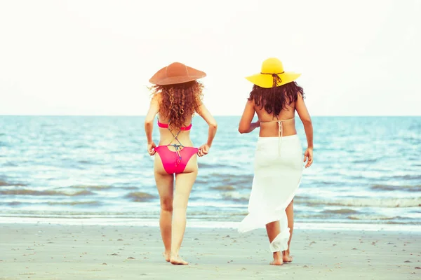 Mulheres Felizes Biquínis Vão Tomar Sol Juntas Praia Areia Tropical — Fotografia de Stock