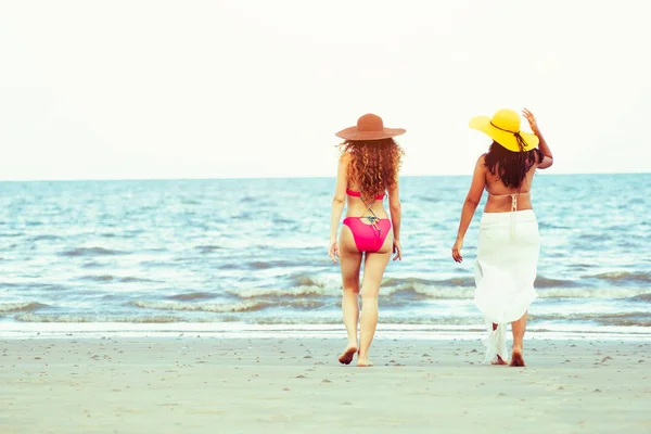 Boldog Női Bikini Megy Napozás Együtt Trópusi Homokos Strand Nyaralás — Stock Fotó