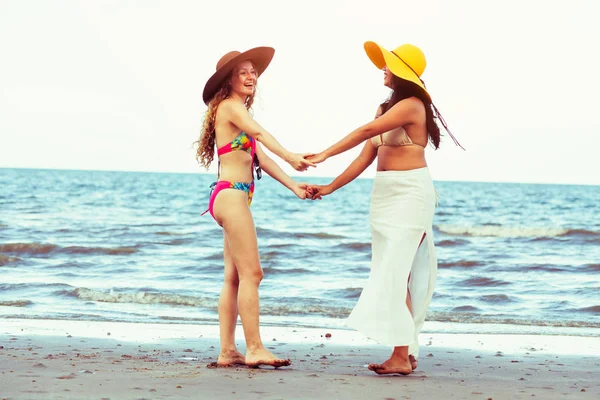 Mujeres Felices Bikinis Bailan Juntas Playa Arena Tropical Las Vacaciones —  Fotos de Stock