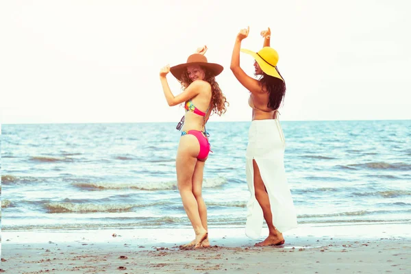 夏天假期 在热带沙滩上 穿着比基尼的快乐女人一起跳舞 旅游生活方式 — 图库照片