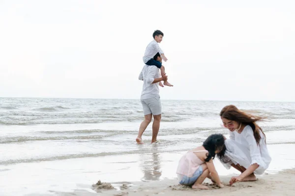 Baba Anne Çocukları Mutlu Aile Tatil Tropikal Bir Kum Plajı — Stok fotoğraf