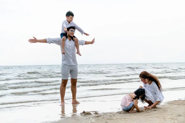 Família Feliz Pai Mãe Filhos Vai Férias Uma Praia Areia — Fotografia de Stock