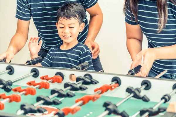 Mutlu Çocuk Aile Babam Annem Foosball Tablo Futbol Oynamak — Stok fotoğraf