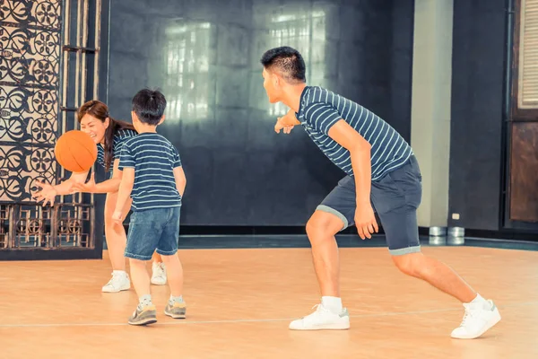 Basketbol Spor Kulübünde Oynarken Mutlu Aile — Stok fotoğraf