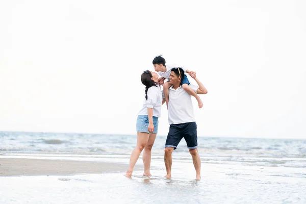 Baba Anne Oğlu Mutlu Aile Tatil Tropikal Bir Kum Plajı — Stok fotoğraf