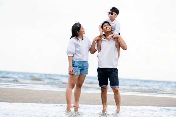 Glückliche Familie Aus Vater Mutter Und Sohn Macht Sommer Urlaub — Stockfoto