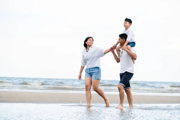 Família Feliz Pai Mãe Filho Vai Férias Uma Praia Areia — Fotografia de Stock