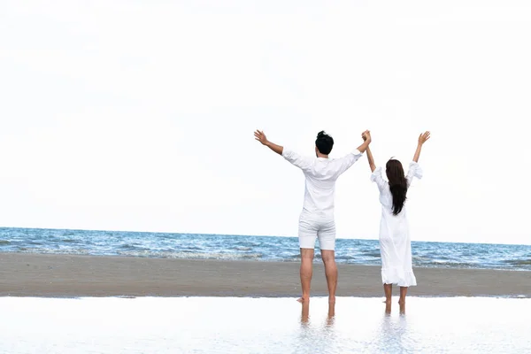 Щаслива Пара Збирається Медовий Місяць Подорожі Тропічному Піщаному Пляжі Влітку — стокове фото