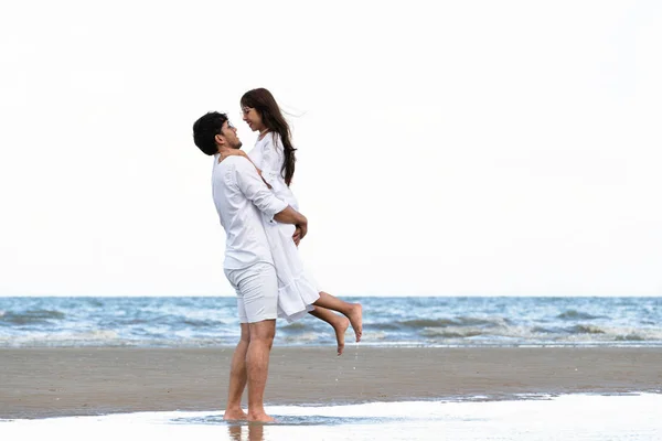 Casal Feliz Viajando Lua Mel Praia Areia Tropical Verão — Fotografia de Stock