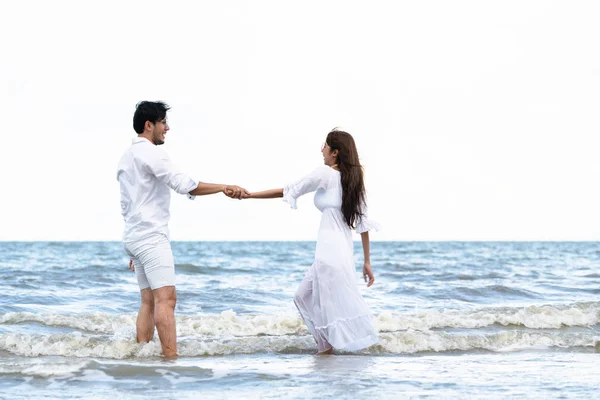 Lyckligt Par Kommer Smekmånad Resa Tropisk Sandstrand Sommar — Stockfoto