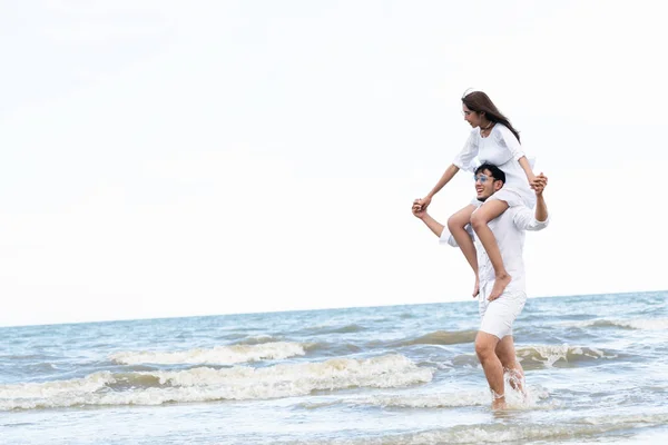 Pareja Feliz Viajando Luna Miel Playa Arena Tropical Verano — Foto de Stock