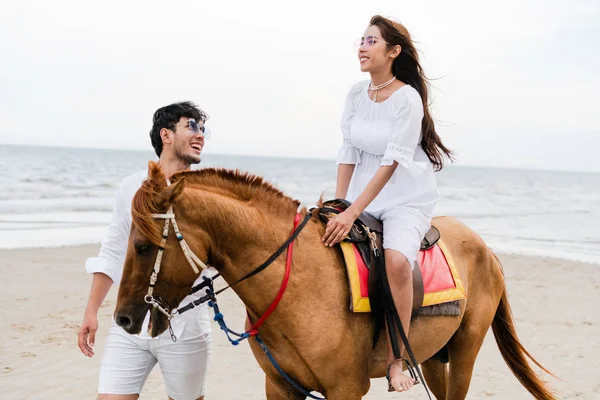 Pareja Joven Luna Miel Caballo Playa Las Vacaciones Verano — Foto de Stock