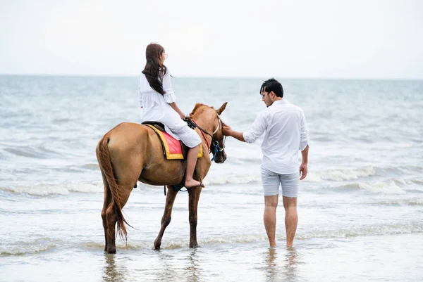 Genç çift sahilde yaz tatil balayı Binme gider.
