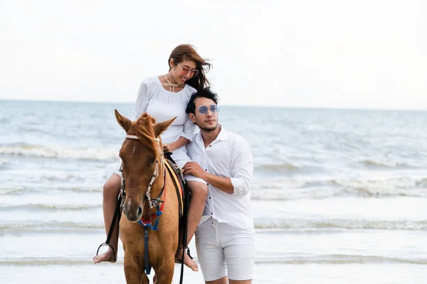 Jovem Casal Vai Lua Mel Cavalo Montando Praia Férias Verão — Fotografia de Stock