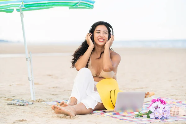 Taille Jeune Femme Assise Sur Plage Sable Tropical Été Vacances — Photo