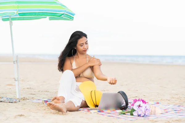 Taille Jeune Femme Assise Sur Plage Sable Tropical Été Vacances — Photo