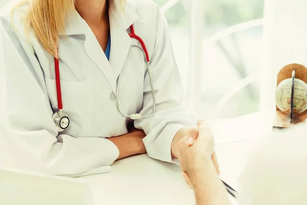Ärztin Beim Händedruck Mit Männlicher Patientin Krankenhauszimmer Berufe Gesundheitswesen Und — Stockfoto