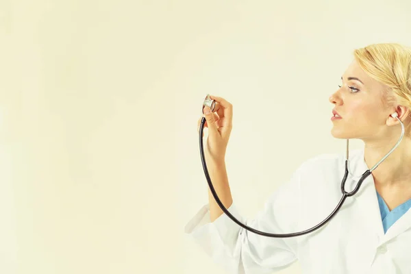 Jonge Vrouwelijke Arts Aanwijsapparaat Stethoscoop Lege Ruimte Medische Gezondheidszorg Concept — Stockfoto