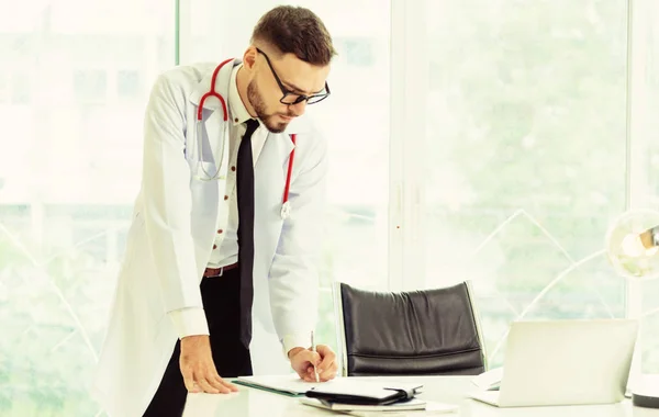 Joven Doctor Que Trabaja Oficina Del Hospital Concepto Médico Sanitario — Foto de Stock