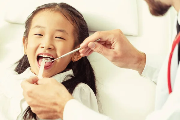 Amistoso Dentista Joven Examinando Los Dientes Infantiles Felices Clínica Dental — Foto de Stock