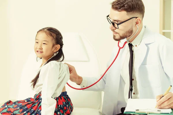 Joven Doctor Examinando Niño Oficina Del Hospital Niño Feliz Tiene — Foto de Stock