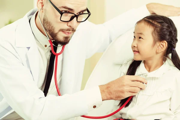 Joven Doctor Examinando Niño Oficina Del Hospital Niño Feliz Tiene — Foto de Stock