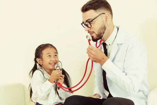 Küçük Çocuk Doktor Hastane Ofisinde Ziyaret Edin Çocuk Mutlu Doktor — Stok fotoğraf