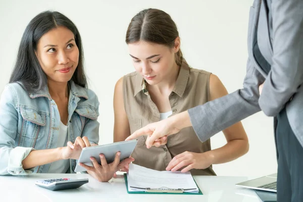 Mångkulturella Affärskvinnor Arbetsgruppen Diskutera Gruppmöte Kontoret Samarbete Etnisk Mångfald — Stockfoto