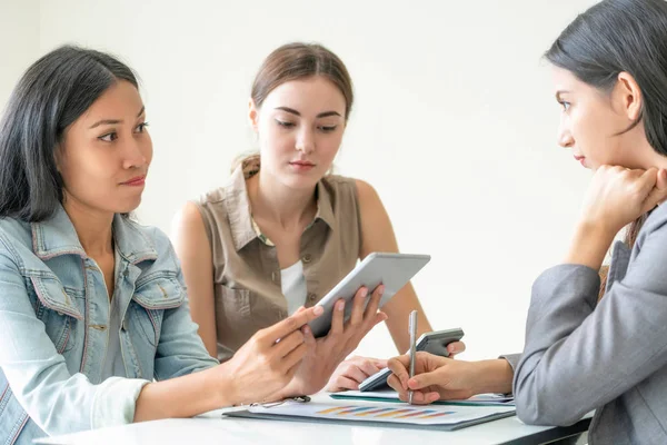 Grupo Trabalho Multicultural Mulheres Negócios Discutir Reunião Grupo Escritório Cooperação — Fotografia de Stock