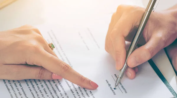 Empresária Assina Contrato Com Outra Empresária Escritório Fechem Tiro Mão — Fotografia de Stock