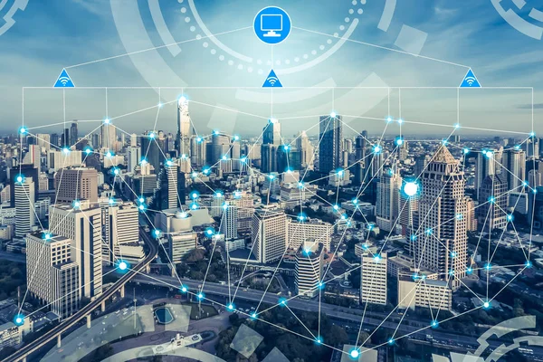 Akıllı şehir kablosuz iletişim ağı Internet şeyler (çok) ve bilgi iletişim teknolojisi (ICT) modern şehir binaları içinde belgili tanımlık geçmiş karşı grafik gösteren kavramı ile.
