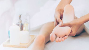 Lüks spa merkezindeki profesyonel masaj terapistinin ayak masajı tedavisi. Sağlık, stres atma ve gençleştirme kavramı.