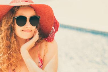 Mutlu genç kadın lüks resort yüzme havuzunda, iyi vakit geçiriyor mayo giyiyor. Yaz seyahat tatil kavramı.