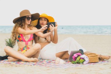 Mutlu kadın selfie fotoğraf birlikte cep telefonundan tropikal kum plaj yaz tatile içinde bikinis. Seyahat yaşam tarzı.