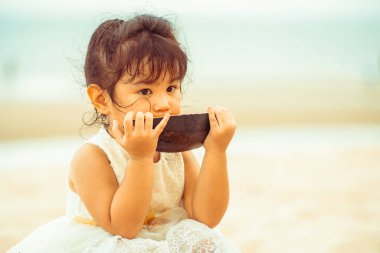 Çok güzel çocuk karpuz tropikal kum plaj yaz aylarında yemek..